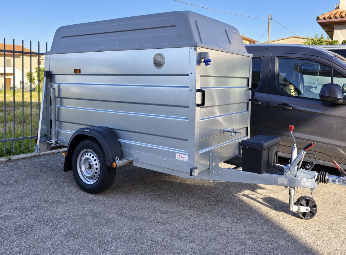 Carrello chiuso reale della flotta Isola Rent, con vano coperto e timone